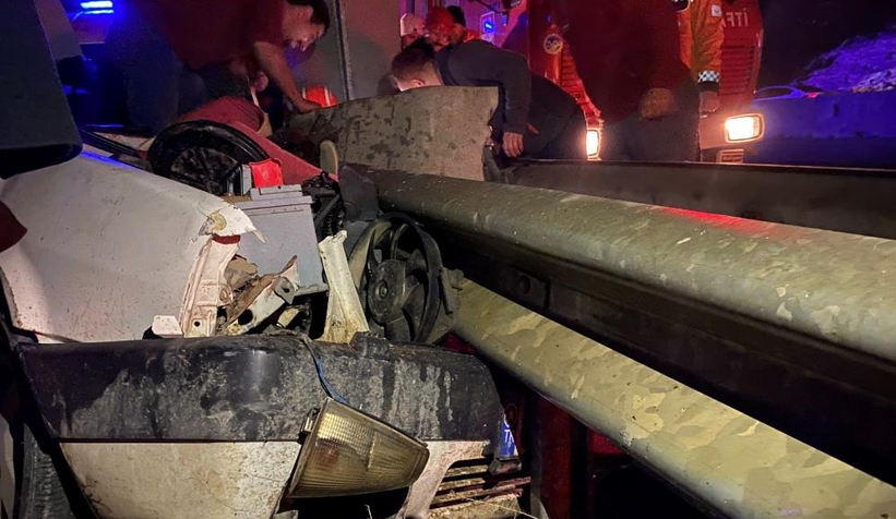 Bariyer otomobile ok gibi saplandı: 1'i ağır 4 yaralı