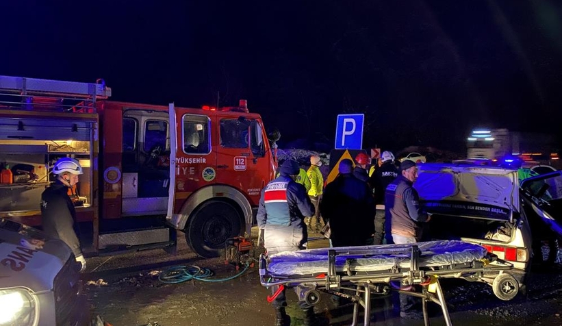 Bariyer otomobile ok gibi saplandı: 1'i ağır 4 yaralı