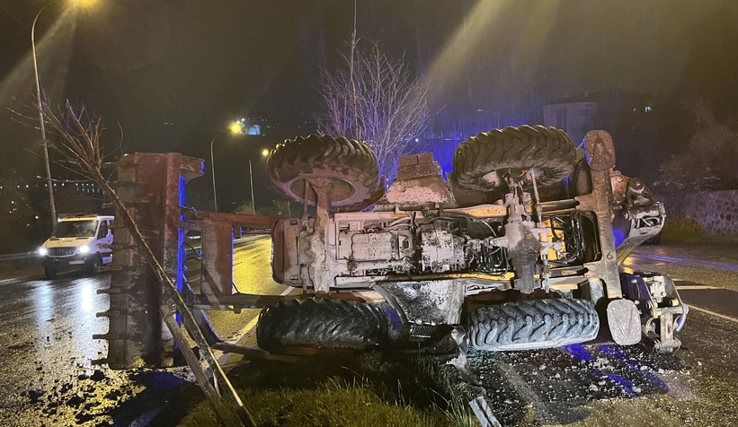 Bariyere çarpan iş makinesi refüje devrildi: 2 yaralı