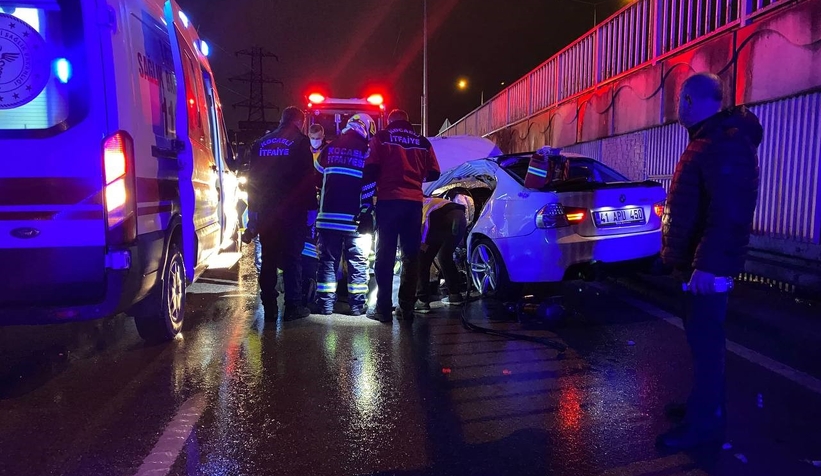 Bariyere çarpan otomobil hurdaya döndü: 2 ölü, 1 yaralı