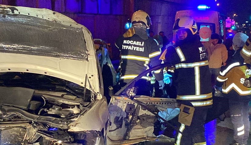 Bariyere çarpan otomobil hurdaya döndü: 2 ölü, 1 yaralı