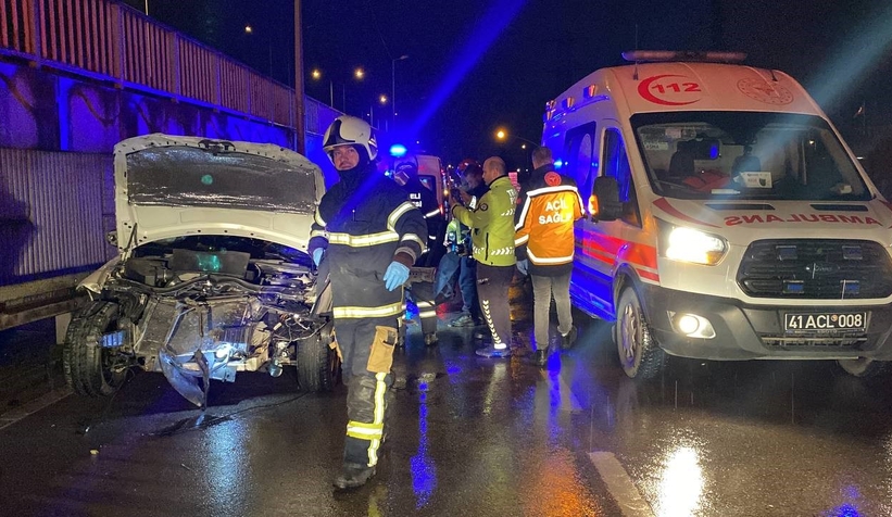 Bariyere çarpan otomobil hurdaya döndü: 2 ölü, 1 yaralı