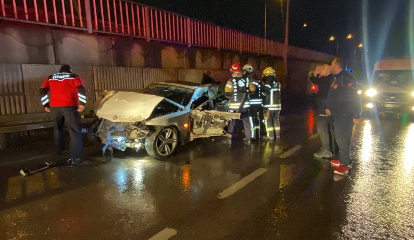 Bariyere çarpan otomobil hurdaya döndü: 2 ölü, 1 yaralı