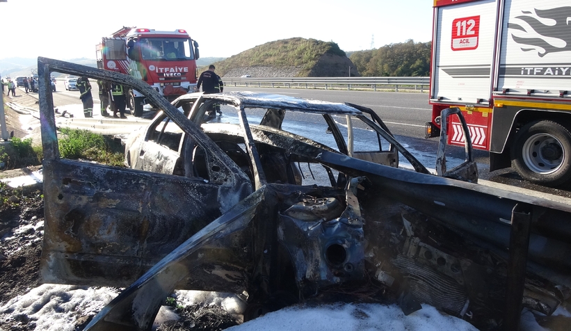 bariyerin-icinden-gecen-otomobil-alev-aldi-3-kisi-sag-kurtulduzxvwskvpa2