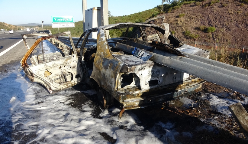 bariyerin-icinden-gecen-otomobil-alev-aldi-3-kisi-sag-kurtulduzxvwskvpa2