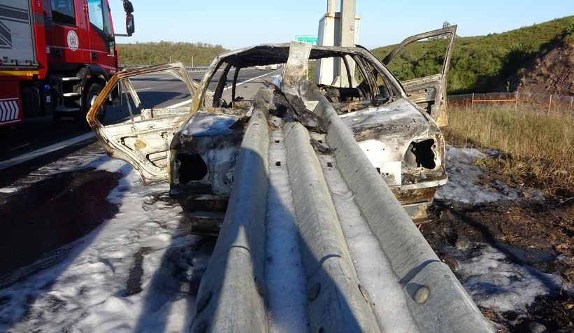 bariyerin-icinden-gecen-otomobil-alev-aldi-3-kisi-sag-kurtulduzxvwskvpa2