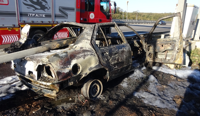 bariyerin-icinden-gecen-otomobil-alev-aldi-3-kisi-sag-kurtulduzxvwskvpa2