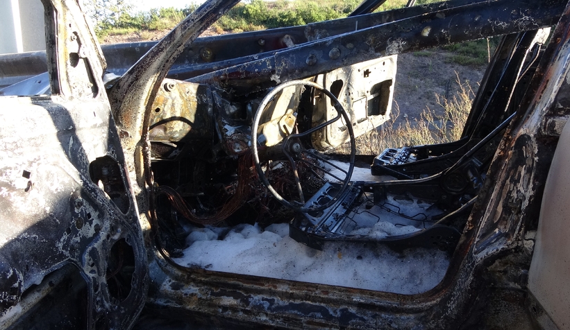 bariyerin-icinden-gecen-otomobil-alev-aldi-3-kisi-sag-kurtulduzxvwskvpa2