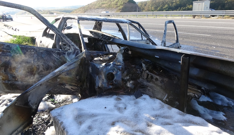 bariyerin-icinden-gecen-otomobil-alev-aldi-3-kisi-sag-kurtulduzxvwskvpa2