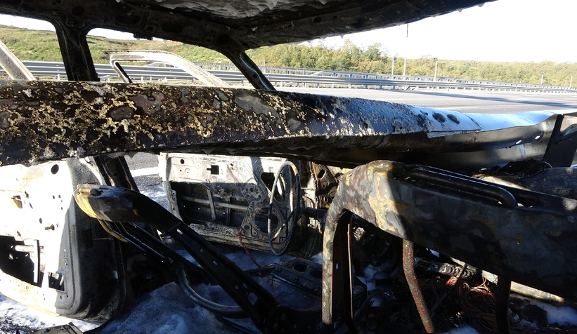 bariyerin-icinden-gecen-otomobil-alev-aldi-3-kisi-sag-kurtulduzxvwskvpa2