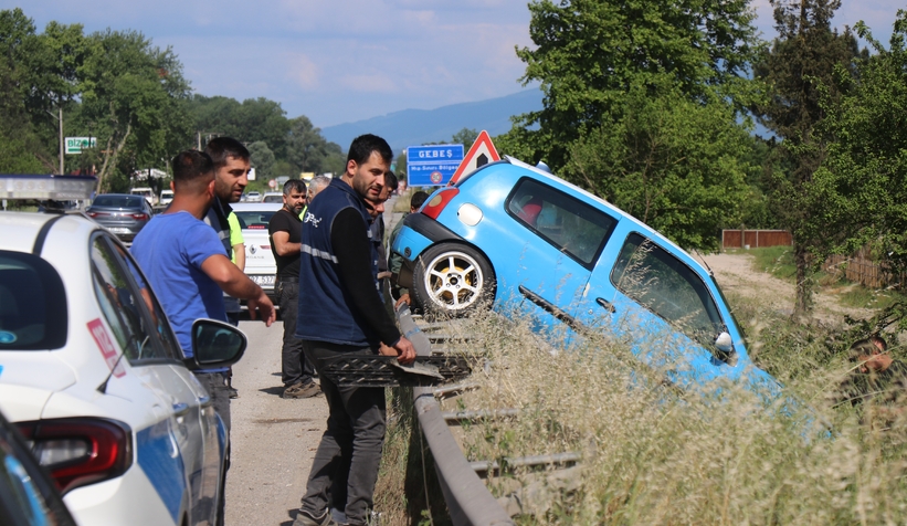 bariyerlerde-asili-kaldi-surucu-sok-yasaditwdrb2y0ng