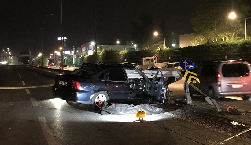 bariyerlere-ok-gibi-saplanan-otomobilde-can-verdiwk9xnuc2s3