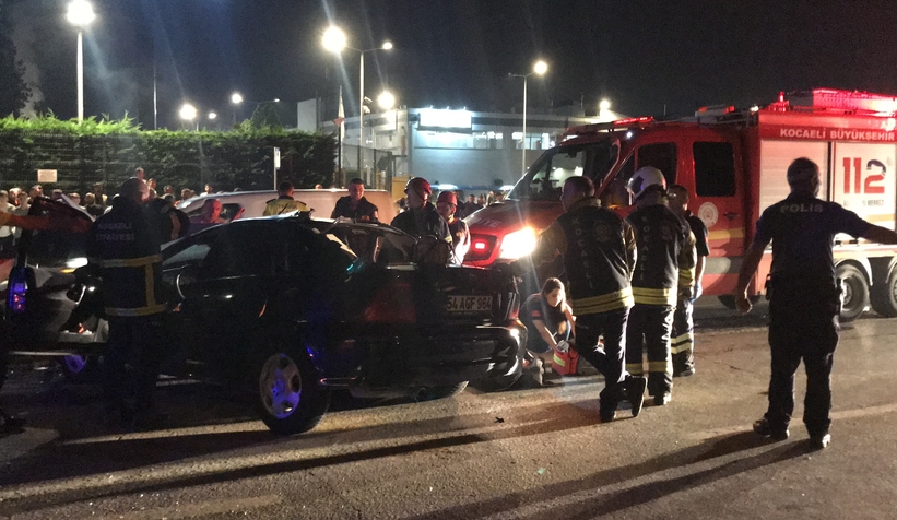 bariyerlere-ok-gibi-saplanan-otomobilde-can-verdiwk9xnuc2s3