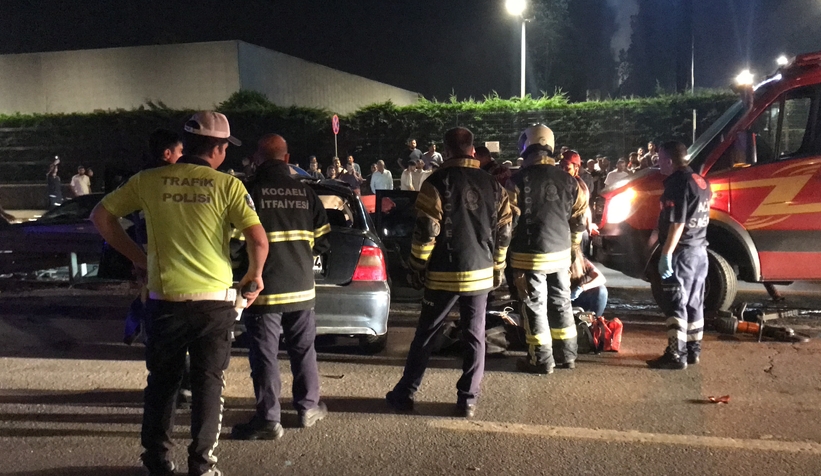 bariyerlere-ok-gibi-saplanan-otomobilde-can-verdiwk9xnuc2s3