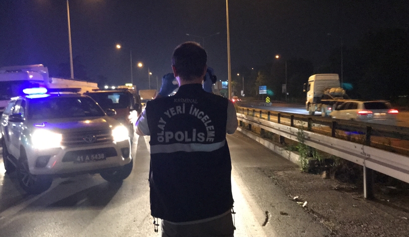 bariyerlere-ok-gibi-saplanan-otomobilde-can-verdiwk9xnuc2s3