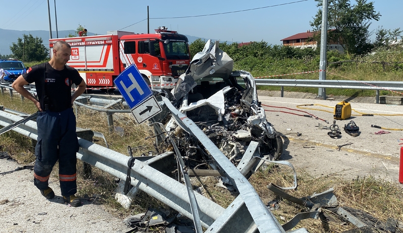 Bariyerlere saplanan otomobilde sürücü öldü