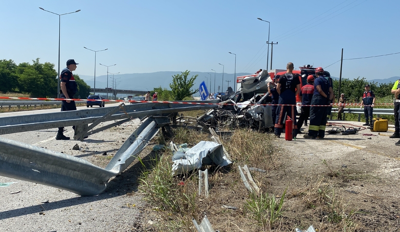 Bariyerlere saplanan otomobilde sürücü öldü