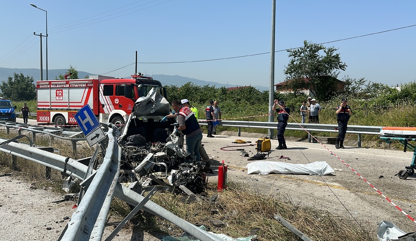 Bariyerlere saplanan otomobilde sürücü öldü