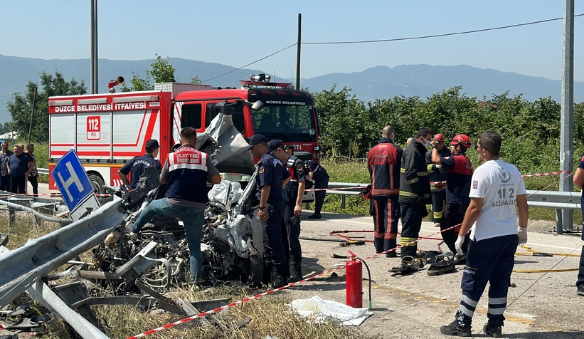 Bariyerlere saplanan otomobilde sürücü öldü