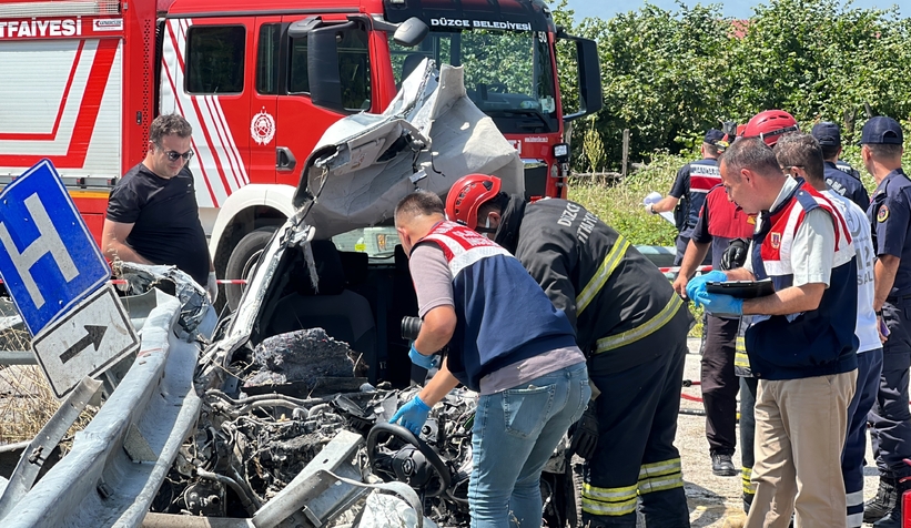 Bariyerlere saplanan otomobilde sürücü öldü