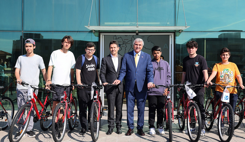 Başarılı öğrencilere Başkan Yüce’den jest