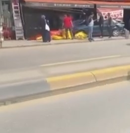 Başka aracın arkadan çarpması sonucu iş yerine daldı