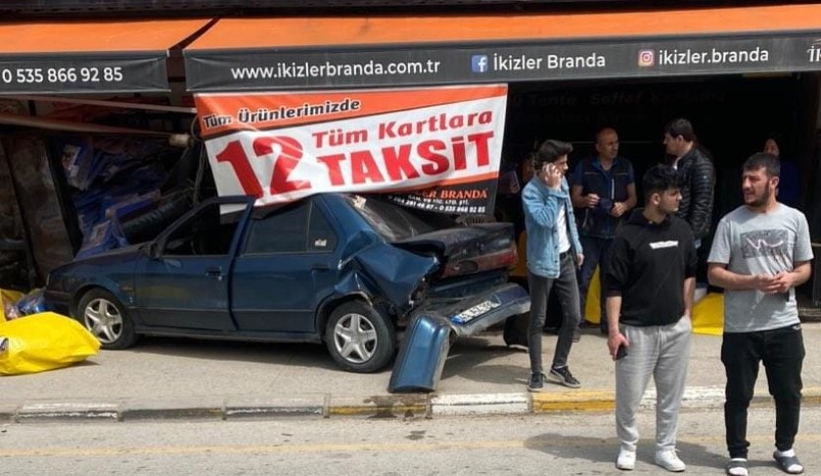 Başka aracın arkadan çarpması sonucu iş yerine daldı