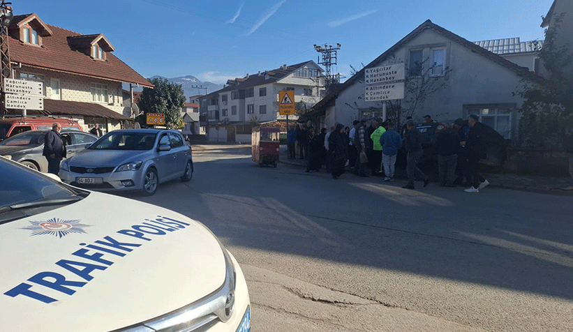 baska-aracla-carpisan-otomobil-duvari-yikip-bahceye-daldim1lmdevnrm