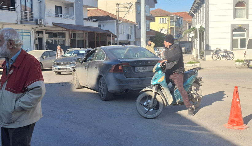 baska-aracla-carpisan-otomobil-duvari-yikip-bahceye-daldim1lmdevnrm