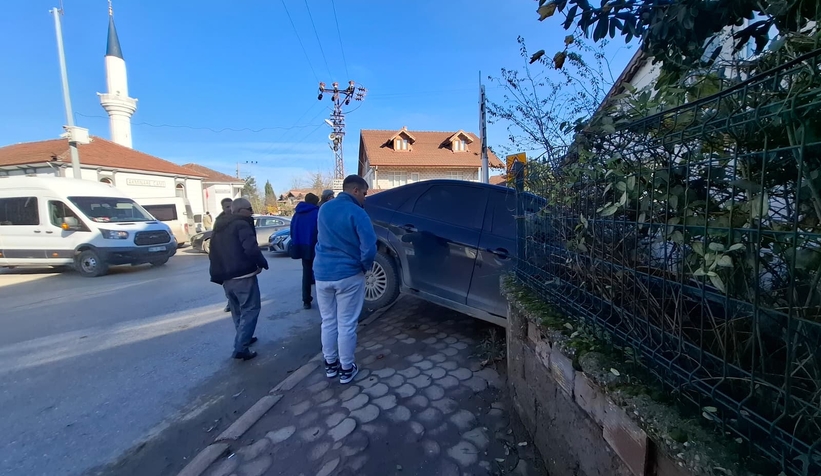 baska-aracla-carpisan-otomobil-duvari-yikip-bahceye-daldim1lmdevnrm