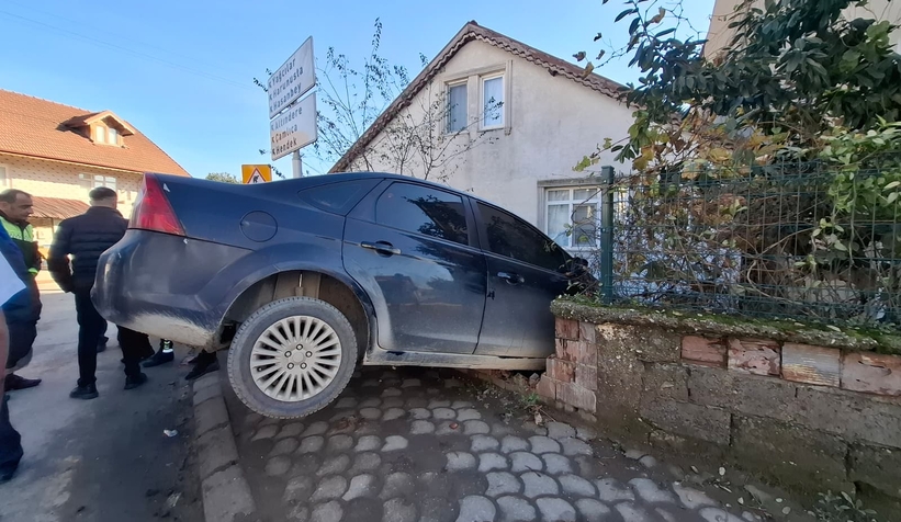 baska-aracla-carpisan-otomobil-duvari-yikip-bahceye-daldim1lmdevnrm