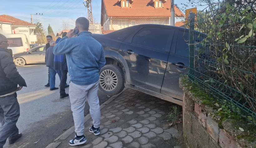 baska-aracla-carpisan-otomobil-duvari-yikip-bahceye-daldim1lmdevnrm