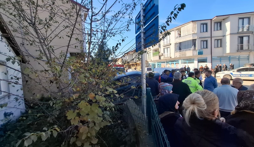 baska-aracla-carpisan-otomobil-duvari-yikip-bahceye-daldim1lmdevnrm