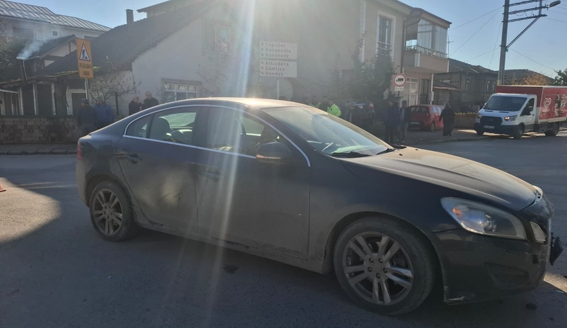 baska-aracla-carpisan-otomobil-duvari-yikip-bahceye-daldim1lmdevnrm