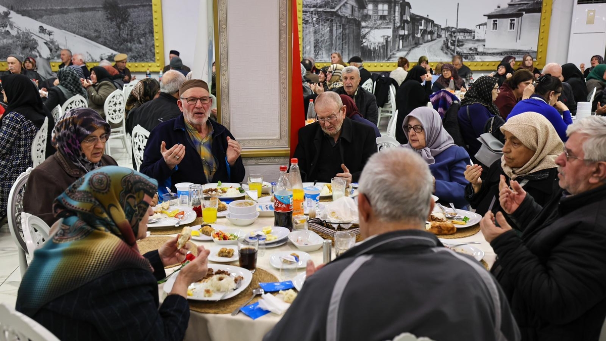 Başkan Alemdar, 65 yaş üstü vatandaşlarla aynı sofradaydı