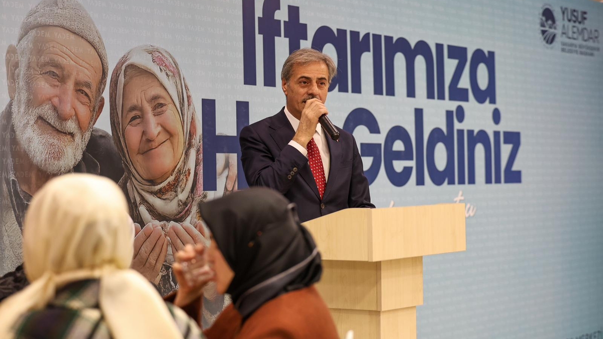 Başkan Alemdar, 65 yaş üstü vatandaşlarla aynı sofradaydı