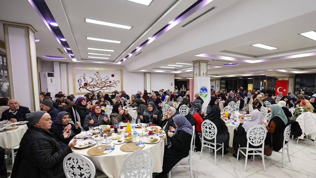 Başkan Alemdar, 65 yaş üstü vatandaşlarla aynı sofradaydı