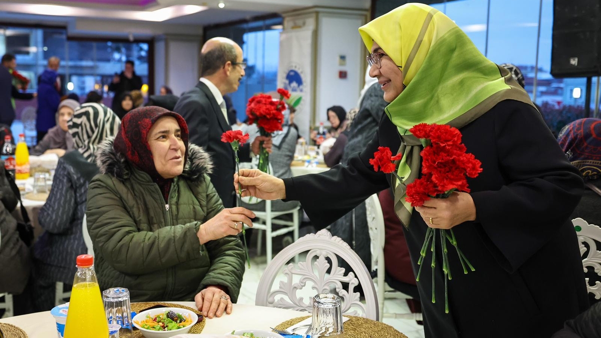 Başkan Alemdar, 65 yaş üstü vatandaşlarla aynı sofradaydı