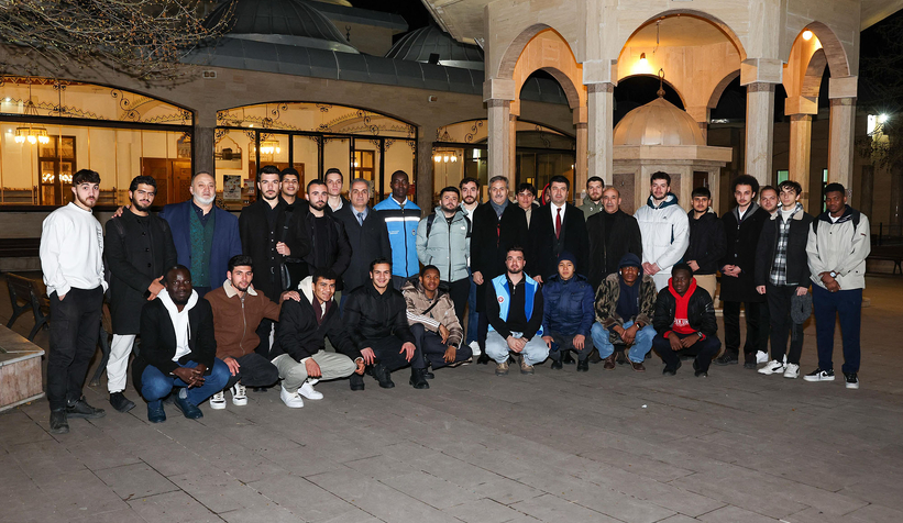 baskan-alemdar-iftarini-universite-ogrencileri-ile-actim2pvsmu2me