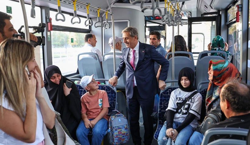 baskan-alemdar-metrobuste-vatandaslarla-yolculuk-etti-talepleri-dinledirtbuzvrod3