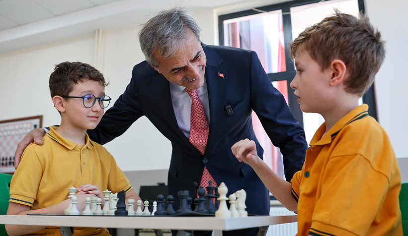 Başkan Alemdar okulla ilk kez tanışan miniklere başarılar diledi