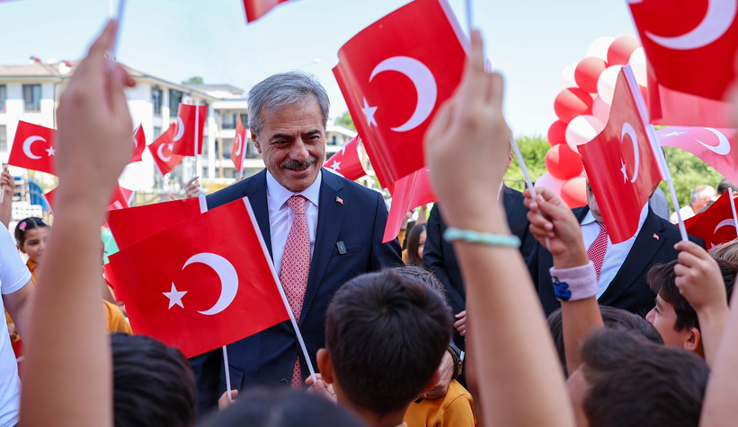Başkan Alemdar okulla ilk kez tanışan miniklere başarılar diledi