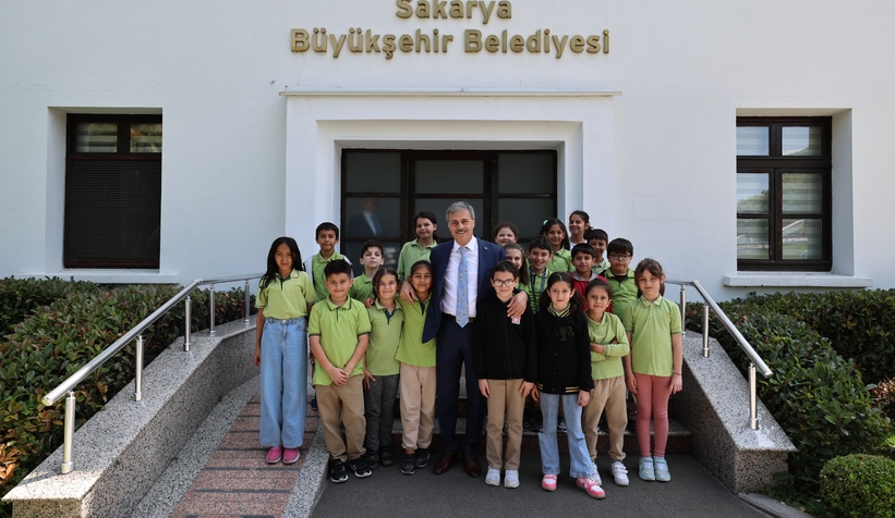 Başkan Alemdar okulla ilk kez tanışan miniklere başarılar diledi