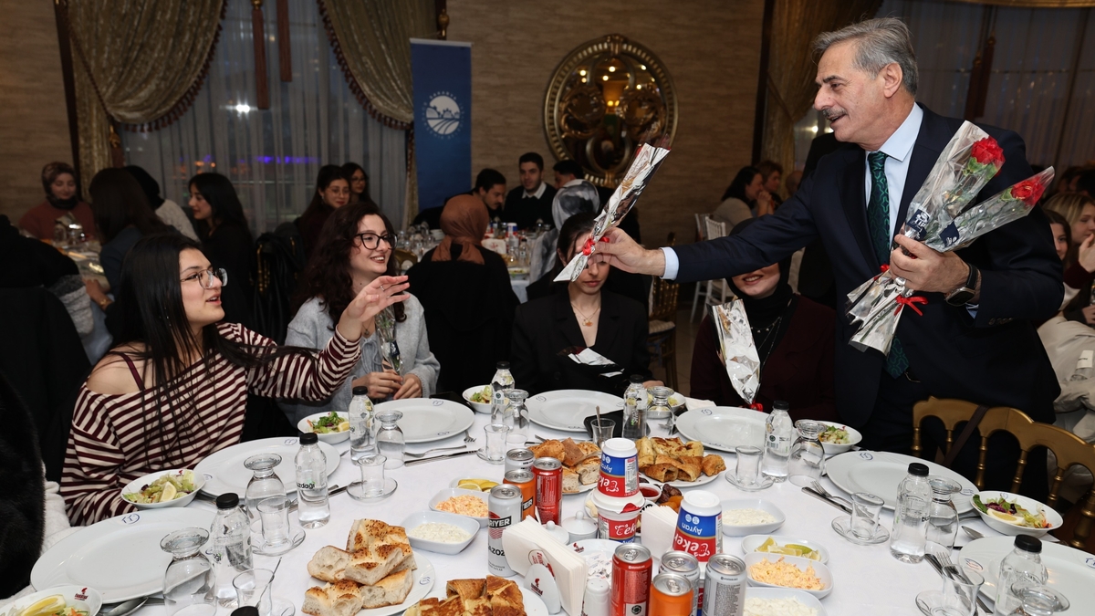 Başkan Alemdar sağlık ailesiyle iftarda buluştu