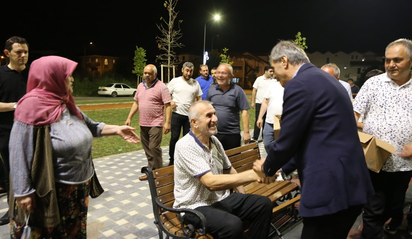 baskan-alemdar-vatandaslara-dondurma-dagittici93c3qrbj