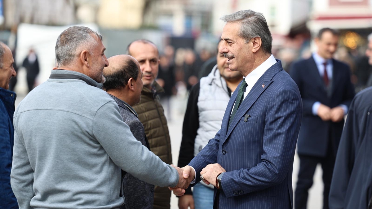 Başkan Alemdar’dan Ramazan klasiği; Vatandaşlarla kucaklaştı