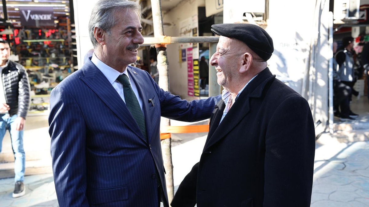 Başkan Alemdar’dan Ramazan klasiği; Vatandaşlarla kucaklaştı