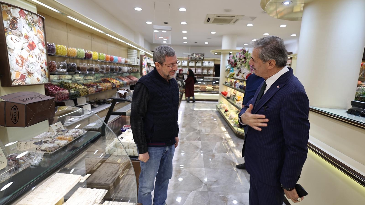 Başkan Alemdar’dan Ramazan klasiği; Vatandaşlarla kucaklaştı