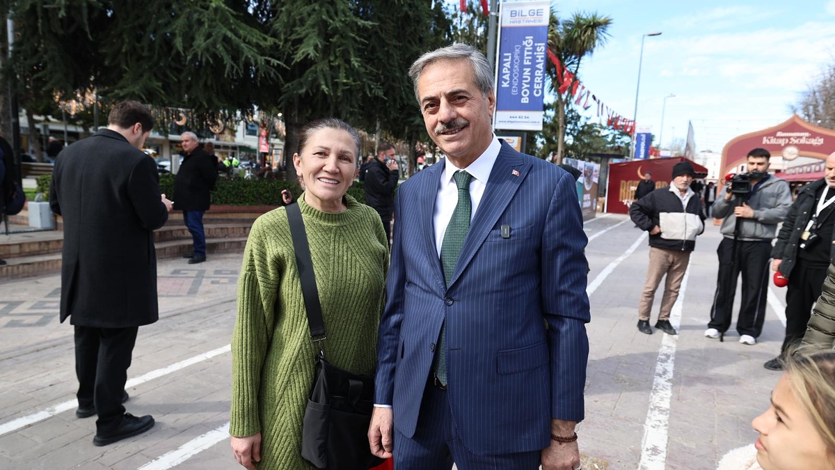 Başkan Alemdar’dan Ramazan klasiği; Vatandaşlarla kucaklaştı