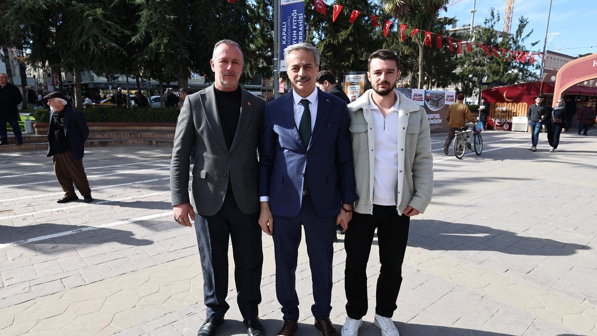 Başkan Alemdar’dan Ramazan klasiği; Vatandaşlarla kucaklaştı